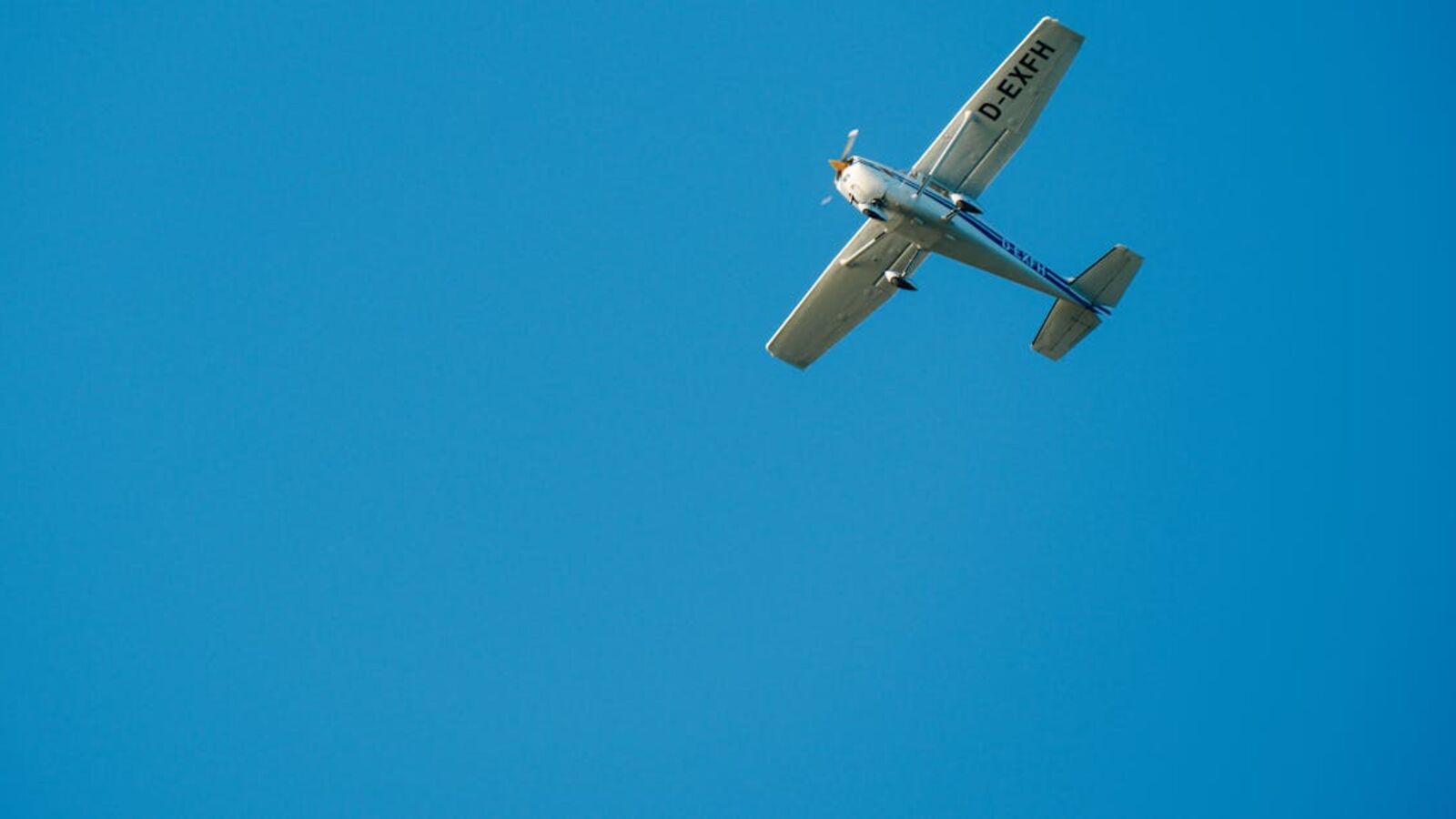 Выкуп частных самолётов в Санкт-Петербурге — A small aircraft flying against a clear blue sky in Croatia, showcasing aviation freedom.