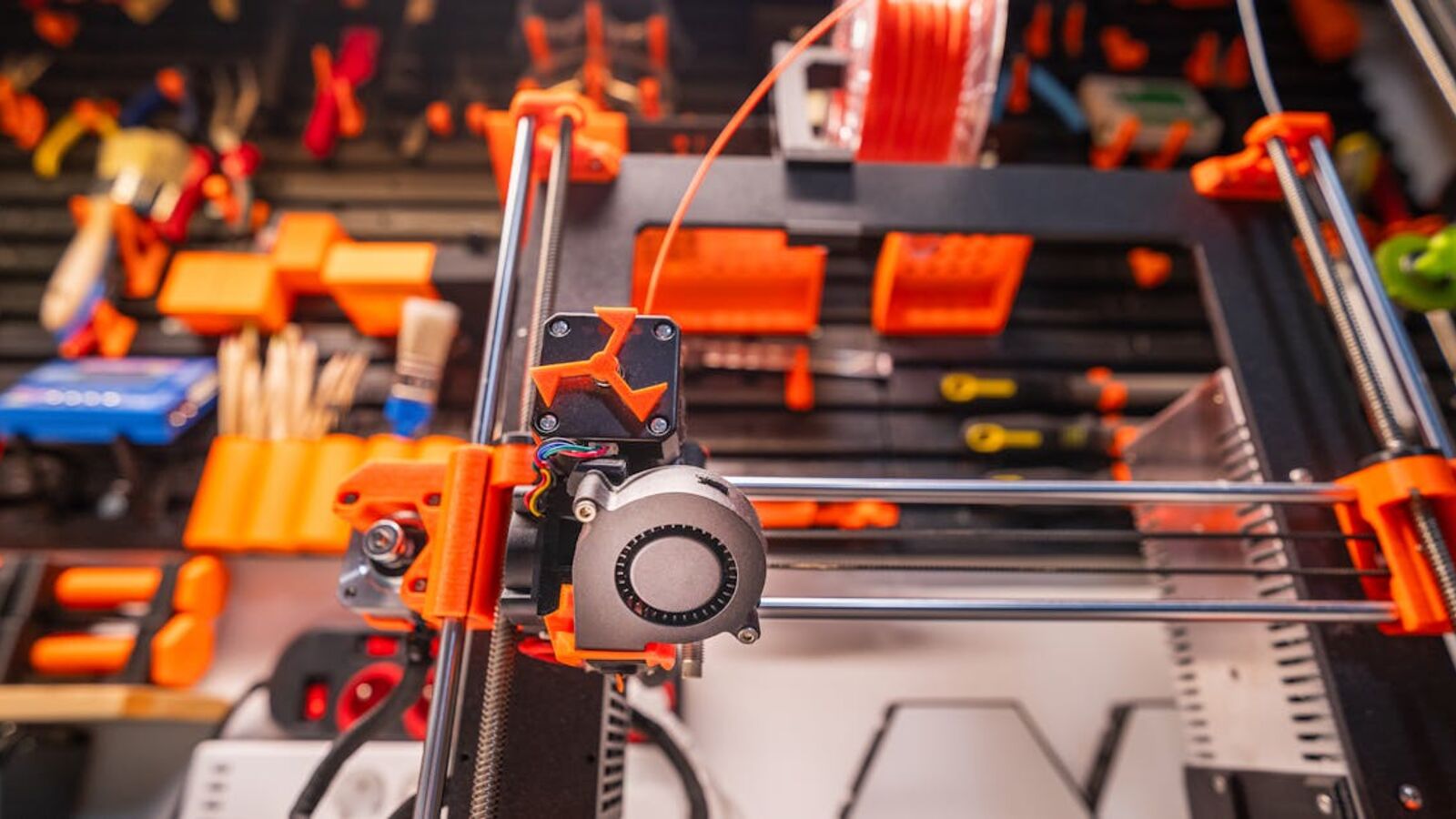 О компании ЛЕГКОПРОДАТЬ.РФ — Detailed view of a 3D printer with filament and tools in a workshop setting.
